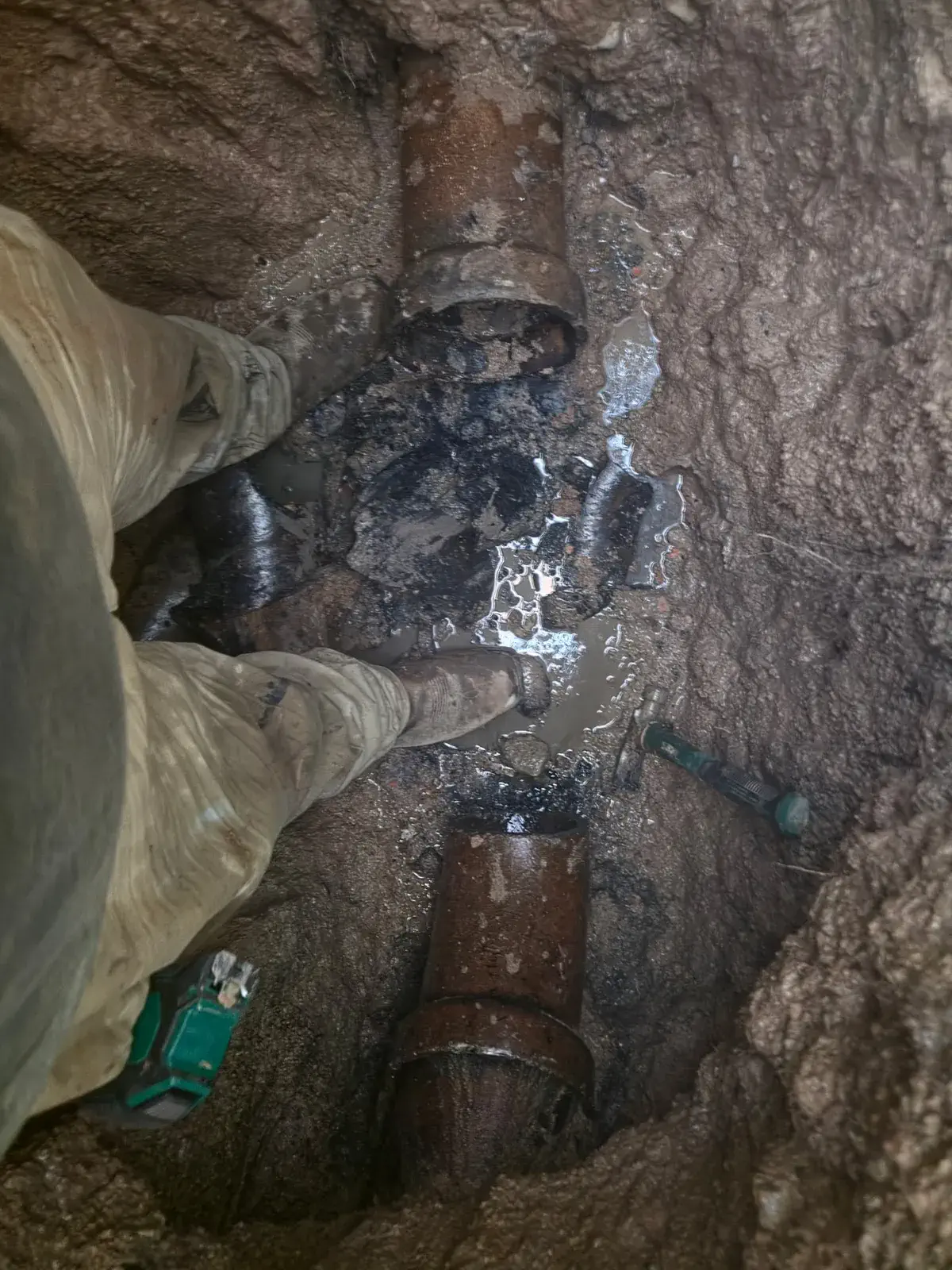 Replacing an old sewer pipe in a deep excavation